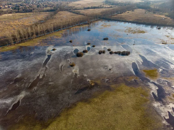 Antenne Winterlandschaft über gefrorenem Teich — Stockfoto