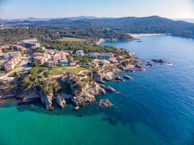 İnsansız hava aracı resmi Costa Brava kıyılarında, La Fosca 'nın küçük bir köyünde.