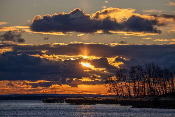 Paisagem agradável por do sol sobre o lago Balaton da Hungria — Fotografia de Stock