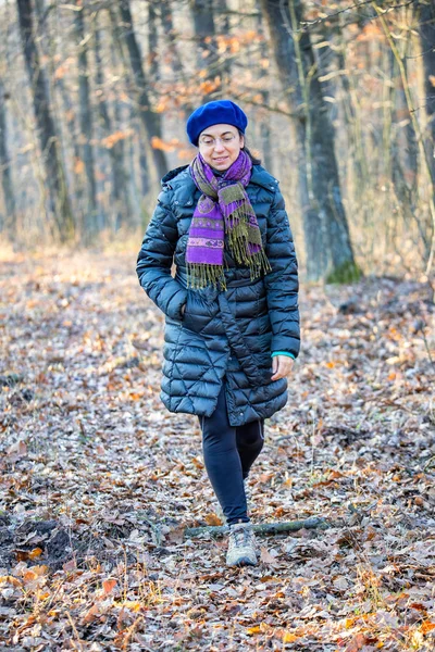 Mooie vrouw wandelen in de herfst eiken bos — Stockfoto