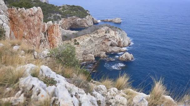 Luftaufnahme Der Küste Mit Klippen Türkisfarbenem Wasser Felsen Schaum Wellen — Stockvideo