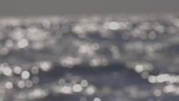 Wazige Videobeelden Van Het Wateroppervlak Sprankelende Lichtvlekken Bokeh — Stockvideo
