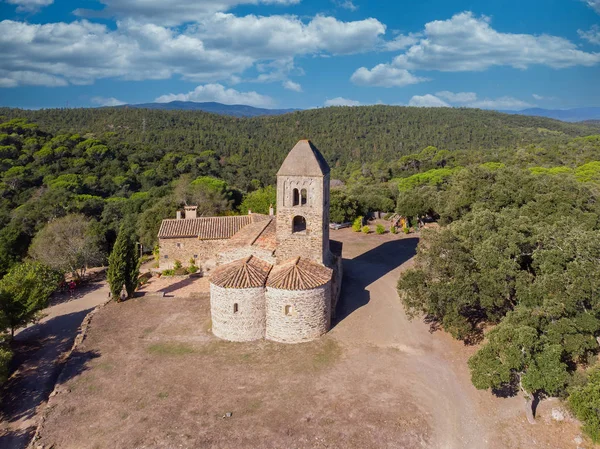 Ancienne chapelle dans la forêt en Espagne. Santa Coloma de Fitor . — Photo