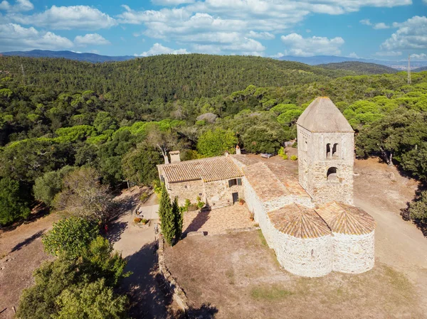 Ancienne chapelle dans la forêt en Espagne. Santa Coloma de Fitor . — Photo