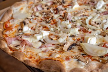 Restorandaki masada mantar ve jambonlu pizza.