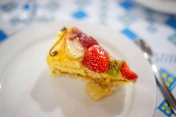 Potongan kue buah yang lezat di piring putih — Stok Foto