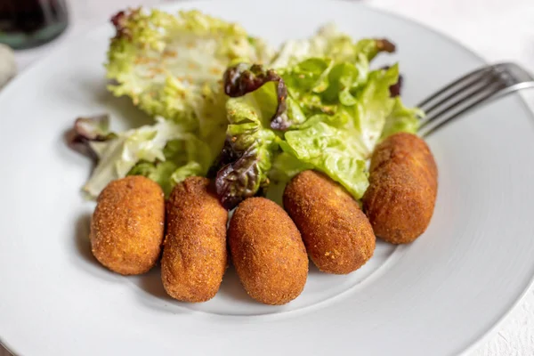 Lahodné, podávané kuřecí krokety ve španělské restauraci — Stock fotografie