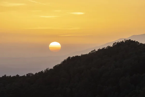 Beau paysage de montagne coucher de soleil avec soleil sur la forêt — Photo