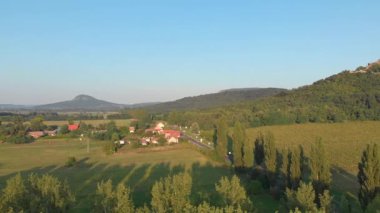 İlkbaharda güzel Macar manzarasının panoramik hava manzarası