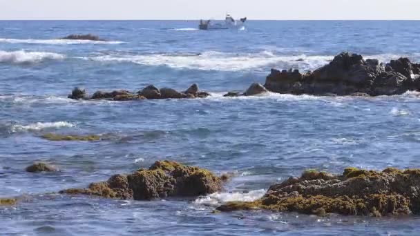 カタルーニャ州のスペイン コスタ ブラバの美しい海 遠くに小さな漁船 — ストック動画