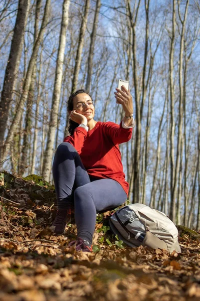 Hezká Žena Lese Udělá Vlastní Obrázek — Stock fotografie