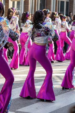 Katalonya 'daki bir İspanyol kasabasında geleneksel karnaval. Kostümlü ve ilginç makyajlı bir sürü insan var. - 24. 02 numara. 2020 İspanya