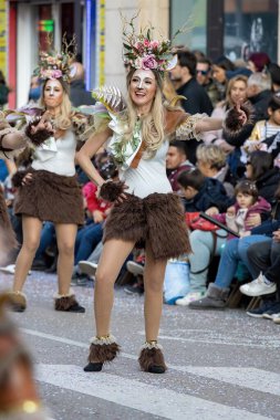 Katalonya 'daki bir İspanyol kasabasında geleneksel karnaval. Kostümlü ve ilginç makyajlı bir sürü insan var. - 24. 02 numara. 2020 İspanya