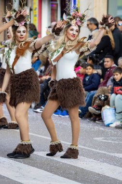 Katalonya 'daki bir İspanyol kasabasında geleneksel karnaval. Kostümlü ve ilginç makyajlı bir sürü insan var. - 24. 02 numara. 2020 İspanya