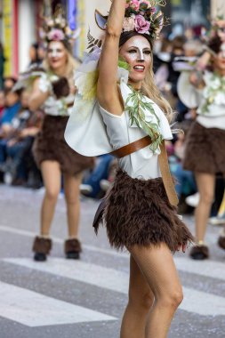 Katalonya 'daki bir İspanyol kasabasında geleneksel karnaval. Kostümlü ve ilginç makyajlı bir sürü insan var. - 24. 02 numara. 2020 İspanya