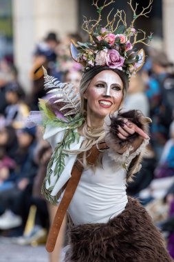 Katalonya 'daki bir İspanyol kasabasında geleneksel karnaval. Kostümlü ve ilginç makyajlı bir sürü insan var. - 24. 02 numara. 2020 İspanya