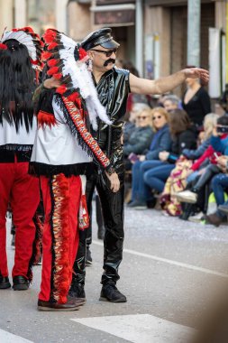 Katalonya 'daki bir İspanyol kasabasında geleneksel karnaval. Kostümlü ve ilginç makyajlı bir sürü insan var. - 24. 02 numara. 2020 İspanya