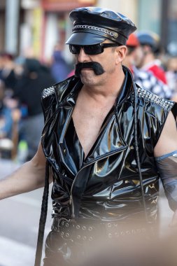 Katalonya 'daki bir İspanyol kasabasında geleneksel karnaval. Kostümlü ve ilginç makyajlı bir sürü insan var. - 24. 02 numara. 2020 İspanya