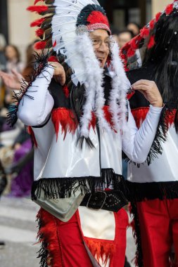 Katalonya 'daki bir İspanyol kasabasında geleneksel karnaval. Kostümlü ve ilginç makyajlı bir sürü insan var. - 24. 02 numara. 2020 İspanya