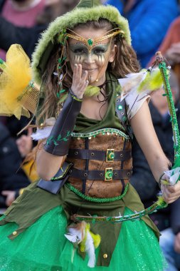 Katalonya 'daki bir İspanyol kasabasında geleneksel karnaval. Kostümlü ve ilginç makyajlı bir sürü insan var. - 24. 02 numara. 2020 İspanya