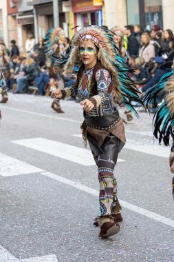 Katalonya 'daki bir İspanyol kasabasında geleneksel karnaval. Kostümlü ve ilginç makyajlı bir sürü insan var. - 24. 02 numara. 2020 İspanya