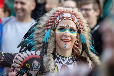 Katalonya 'daki bir İspanyol kasabasında geleneksel karnaval. Kostümlü ve ilginç makyajlı bir sürü insan var. - 24. 02 numara. 2020 İspanya