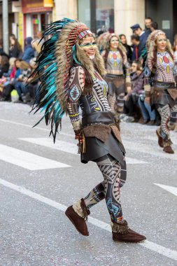 Katalonya 'daki bir İspanyol kasabasında geleneksel karnaval. Kostümlü ve ilginç makyajlı bir sürü insan var. - 24. 02 numara. 2020 İspanya