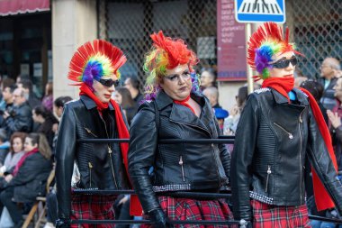 Katalonya 'daki bir İspanyol kasabasında geleneksel karnaval. Kostümlü ve ilginç makyajlı bir sürü insan var. - 24. 02 numara. 2020 İspanya