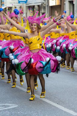 Katalonya 'daki bir İspanyol kasabasında geleneksel karnaval. Kostümlü ve ilginç makyajlı bir sürü insan var. - 24. 02 numara. 2020 İspanya