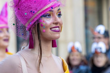 Katalonya 'daki bir İspanyol kasabasında geleneksel karnaval. Kostümlü ve ilginç makyajlı bir sürü insan var. - 24. 02 numara. 2020 İspanya