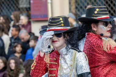 Katalonya 'daki bir İspanyol kasabasında geleneksel karnaval. Kostümlü ve ilginç makyajlı bir sürü insan var. - 24. 02 numara. 2020 İspanya