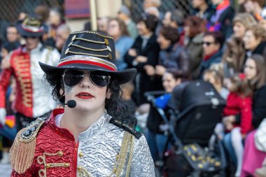 Katalonya 'daki bir İspanyol kasabasında geleneksel karnaval. Kostümlü ve ilginç makyajlı bir sürü insan var. - 24. 02 numara. 2020 İspanya