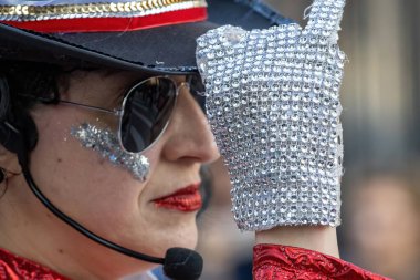 Katalonya 'daki bir İspanyol kasabasında geleneksel karnaval. Kostümlü ve ilginç makyajlı bir sürü insan var. - 24. 02 numara. 2020 İspanya