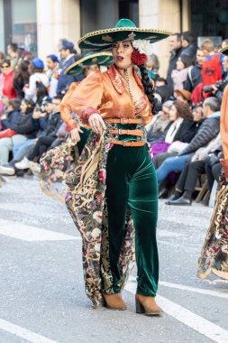 Katalonya 'daki bir İspanyol kasabasında geleneksel karnaval. Kostümlü ve ilginç makyajlı bir sürü insan var. - 24. 02 numara. 2020 İspanya