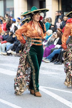 Katalonya 'daki bir İspanyol kasabasında geleneksel karnaval. Kostümlü ve ilginç makyajlı bir sürü insan var. - 24. 02 numara. 2020 İspanya