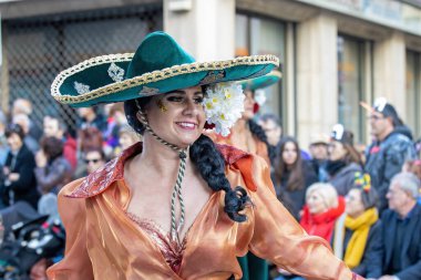 Katalonya 'daki bir İspanyol kasabasında geleneksel karnaval. Kostümlü ve ilginç makyajlı bir sürü insan var. - 24. 02 numara. 2020 İspanya