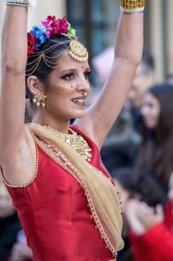 Katalonya 'daki bir İspanyol kasabasında geleneksel karnaval. Kostümlü ve ilginç makyajlı bir sürü insan var. - 24. 02 numara. 2020 İspanya