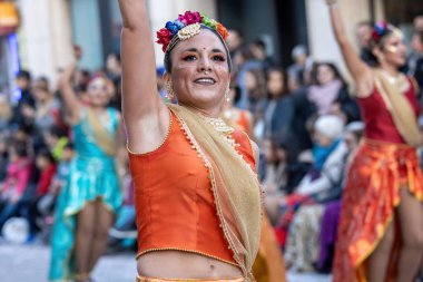 Katalonya 'daki bir İspanyol kasabasında geleneksel karnaval. Kostümlü ve ilginç makyajlı bir sürü insan var. - 24. 02 numara. 2020 İspanya