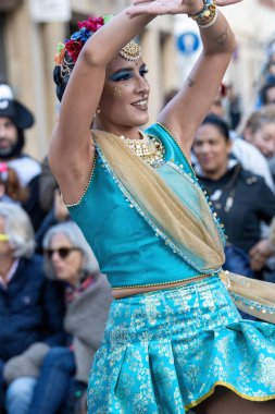 Katalonya 'daki bir İspanyol kasabasında geleneksel karnaval. Kostümlü ve ilginç makyajlı bir sürü insan var. - 24. 02 numara. 2020 İspanya