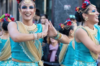 Katalonya 'daki bir İspanyol kasabasında geleneksel karnaval. Kostümlü ve ilginç makyajlı bir sürü insan var. - 24. 02 numara. 2020 İspanya