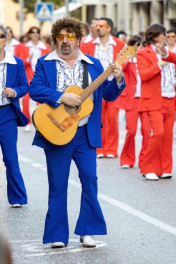 Katalonya 'daki bir İspanyol kasabasında geleneksel karnaval. Kostümlü ve ilginç makyajlı bir sürü insan var. - 24. 02 numara. 2020 İspanya