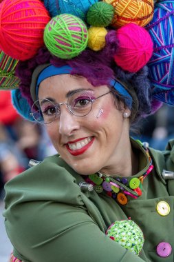 Katalonya 'daki bir İspanyol kasabasında geleneksel karnaval. Kostümlü ve ilginç makyajlı bir sürü insan var. - 24. 02 numara. 2020 İspanya