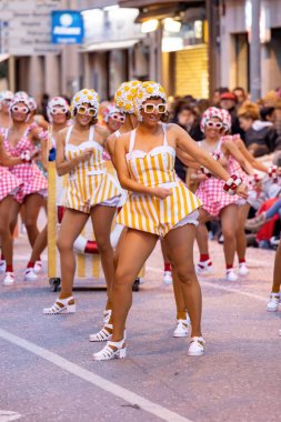 Katalonya 'daki bir İspanyol kasabasında geleneksel karnaval. Kostümlü ve ilginç makyajlı bir sürü insan var. - 24. 02 numara. 2020 İspanya