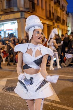 Katalonya 'daki bir İspanyol kasabasında geleneksel karnaval. Kostümlü ve ilginç makyajlı bir sürü insan var. - 24. 02 numara. 2020 İspanya