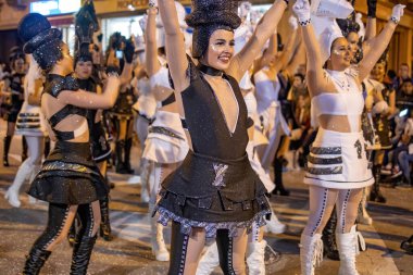 Katalonya 'daki bir İspanyol kasabasında geleneksel karnaval. Kostümlü ve ilginç makyajlı bir sürü insan var. - 24. 02 numara. 2020 İspanya