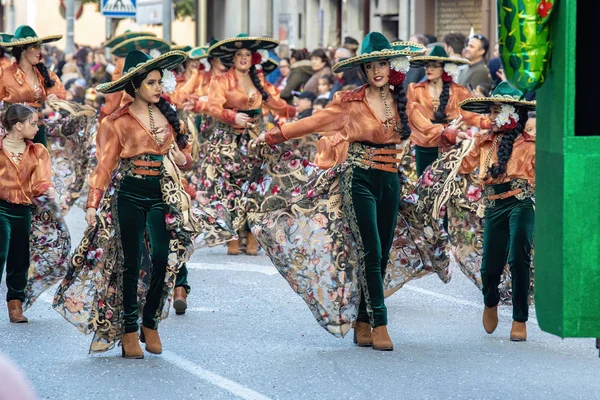 カタルーニャ州のスペインの町パラモスで伝統的なカーニバル 衣装や興味深い化粧の多くの人々 24歳 02番 2020年スペイン — ストック写真