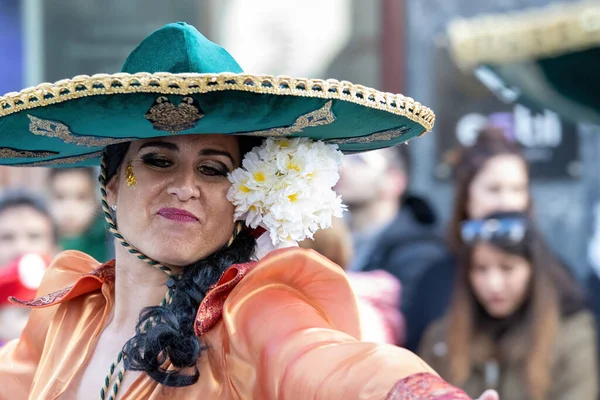 加泰罗尼亚的一个西班牙小镇Palamos的传统狂欢节 许多人穿着服装 化着有趣的妆 24岁 2020年西班牙 — 图库照片
