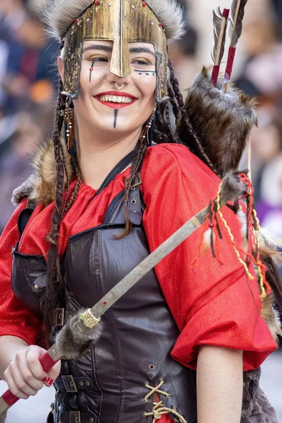 加泰罗尼亚的一个西班牙小镇Palamos的传统狂欢节 许多人穿着服装 化着有趣的妆 24岁 2020年西班牙 — 图库照片