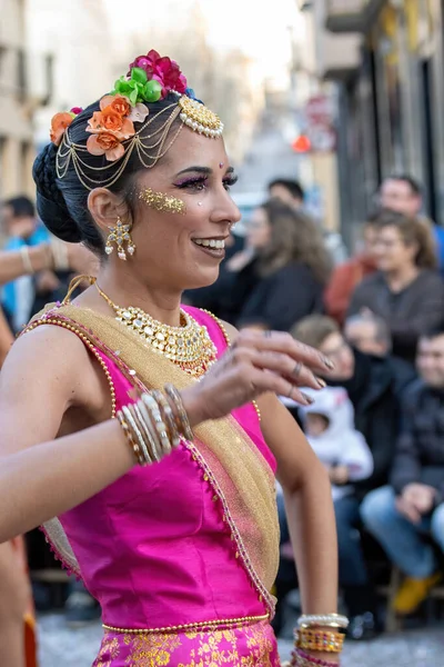 カタルーニャ州のスペインの町パラモスで伝統的なカーニバル 衣装や興味深い化粧の多くの人々 24歳 02番 2020年スペイン — ストック写真