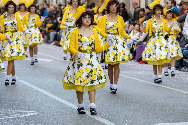 Carnaval Tradicional Una Ciudad Española Palamos Cataluña Mucha Gente Disfrazada — Foto de Stock